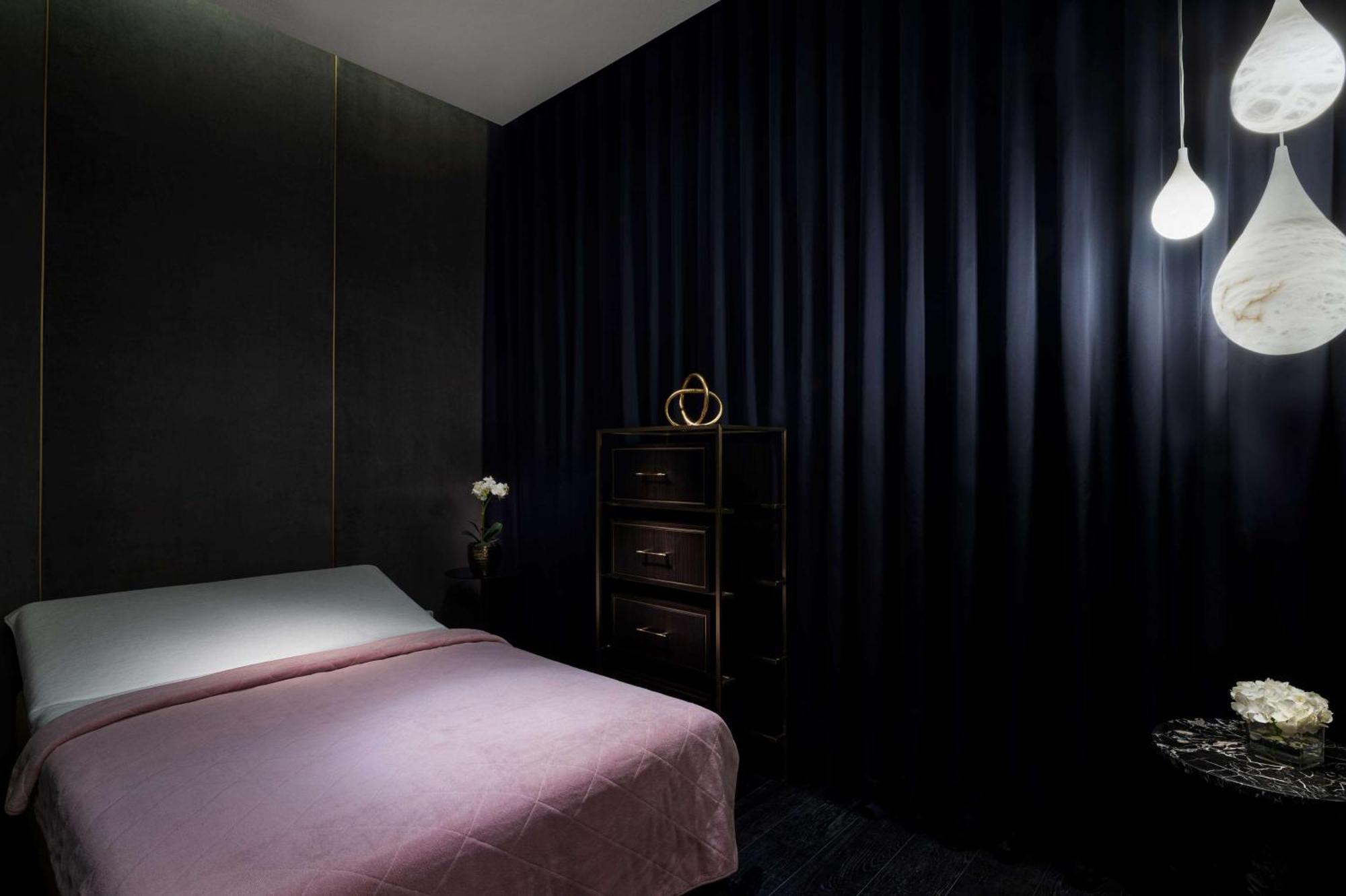 Отель Waldorf Astoria Kuwait Кувейт Экстерьер фото A room at the hotel